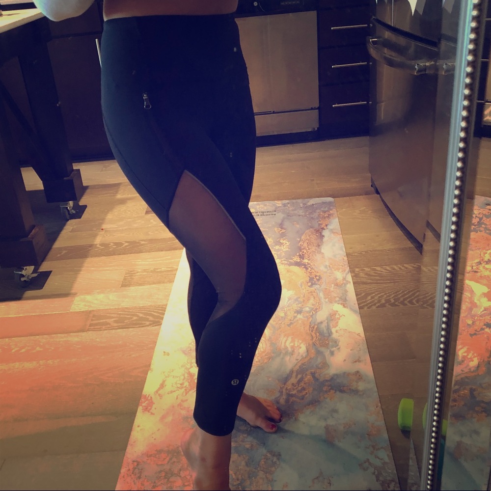 Lululemon Size 2 Yoga Pants with Mesh & Pockets